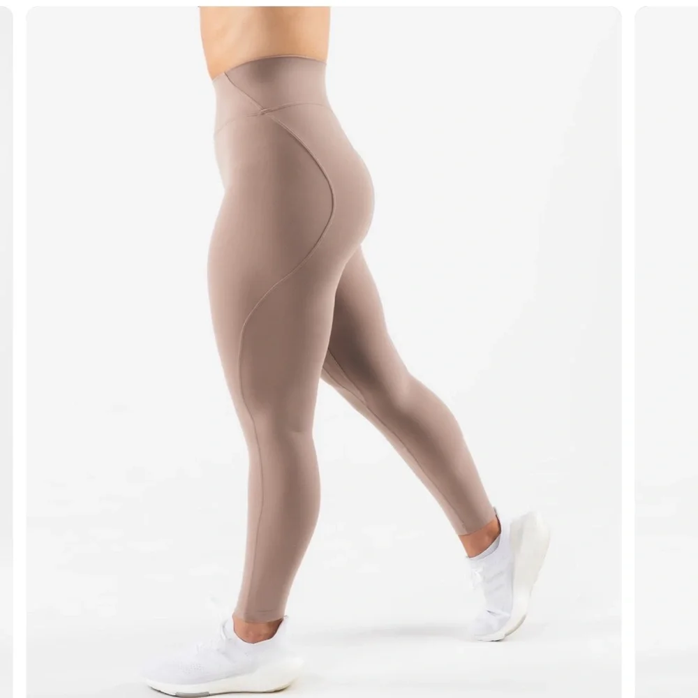 Aura Ultra-High Rise Legging - Sand - Picture 3 of 6